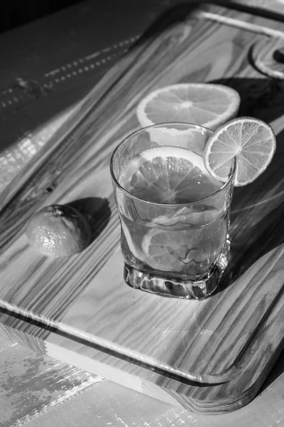 Verano Frío Delicioso Cóctel Con Lima Hielo Vaso Con Gotas —  Fotos de Stock