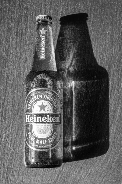 Москва Россия Апреля 2020 Года Бутылка Пива Heineken Каменном Фоне — стоковое фото