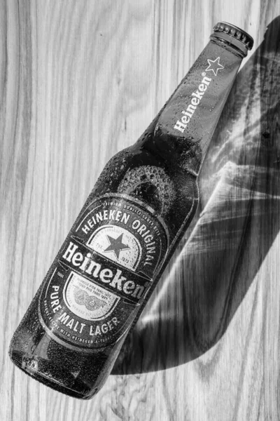 Москва Россия Апреля 2020 Года Бутылка Пива Heineken Деревянном Фоне — стоковое фото