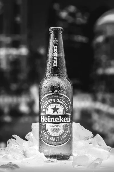 Moscú Rusia Abril 2020 Botella Cerveza Heineken Con Trozos Hielo — Foto de Stock