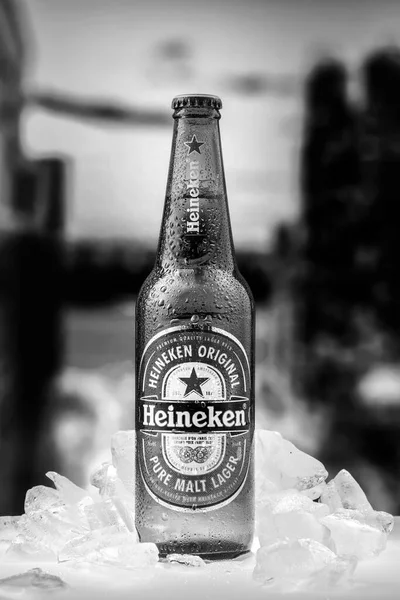Moscú Rusia Abril 2020 Botella Cerveza Heineken Con Trozos Hielo — Foto de Stock