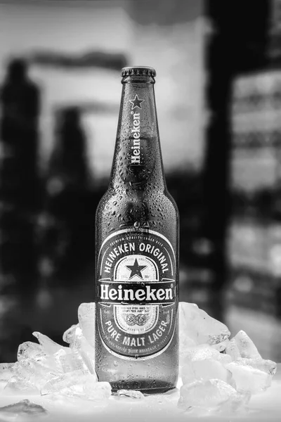 Москва Россия Апреля 2020 Года Бутылка Пива Heineken Льдом Фоне — стоковое фото