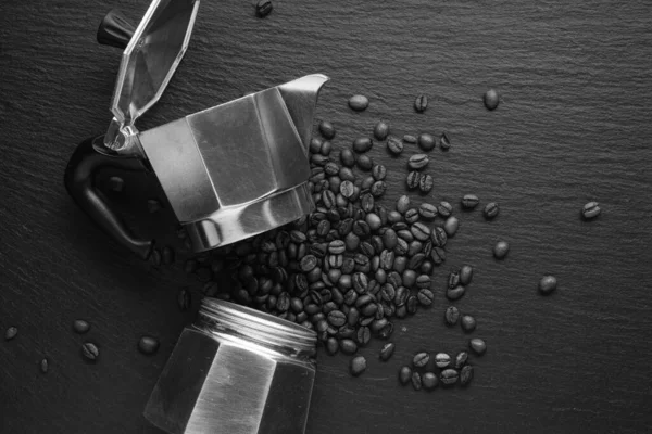 Σύνθεση Του Καφέ Φασόλια Και Moka Καφετιέρα Στο Φόντο Μαύρη — Φωτογραφία Αρχείου