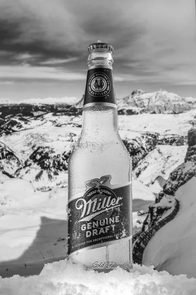 Москва Россия Мая 2020 Года Охлажденная Бутылка Пива Miller Genuine — стоковое фото