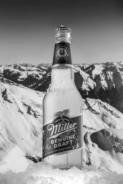 Moscú Rusia Mayo 2020 Botella Enfriada Cerveza Miller Genuine Draft —  Fotos de Stock