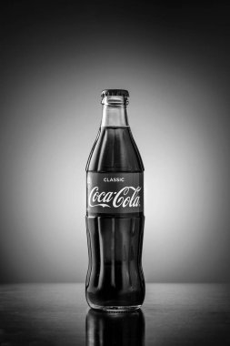 MOSCOW, RUSSIA - 5 Mayıs 2020: Parlak renkli arka planda klasik Coca-Cola şişesi.