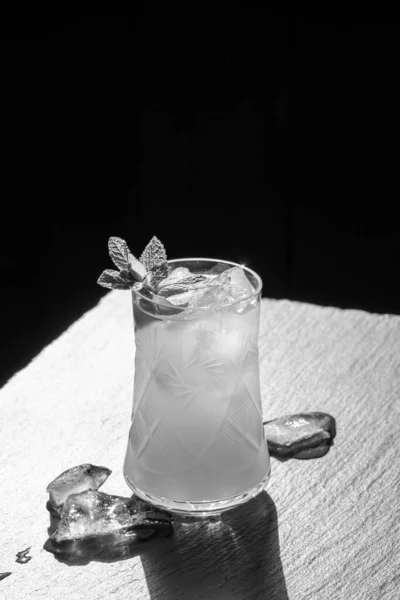 Вкусный Затуманенный Напиток Льдом Мятой Черном Фоне Камня — стоковое фото
