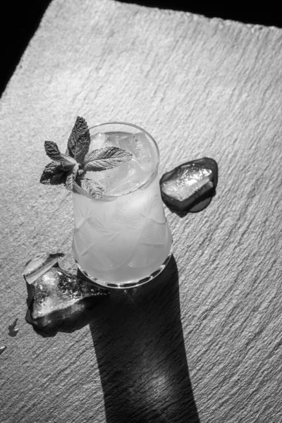黒の石の背景に氷とミントのおいしいミスドリンク — ストック写真