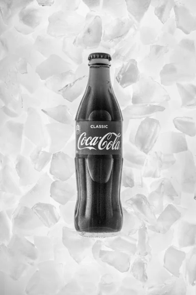 Москва Россия Мая 2020 Года Классическая Бутылка Кока Колы Льду — стоковое фото