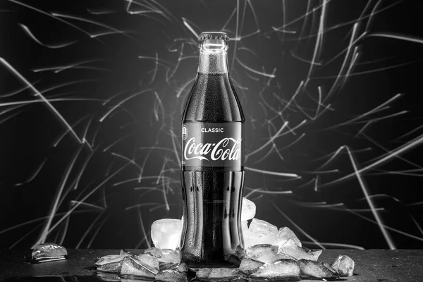 Москва Россия Мая 2020 Года Классическая Бутылка Кока Колы Светлом — стоковое фото
