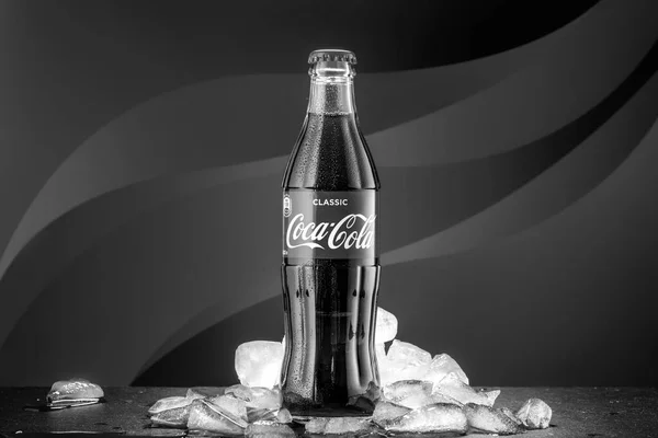 Moskau Russland Mai 2020 Eine Klassische Flasche Coca Cola Auf — Stockfoto