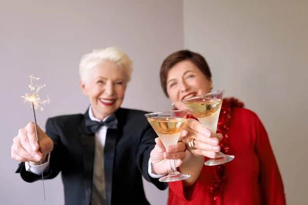 Две Красивые Стильные Зрелые Женщины Празднуют Новый Год Веселье Вечеринка — стоковое фото