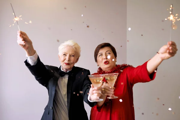 Due Belle Donne Anziane Mature Alla Moda Che Celebrano Nuovo — Foto Stock
