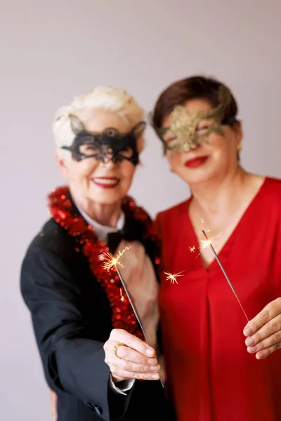 Две Красивые Стильные Зрелые Пожилые Женщины Карнавальных Масках Блестками Празднующими — стоковое фото