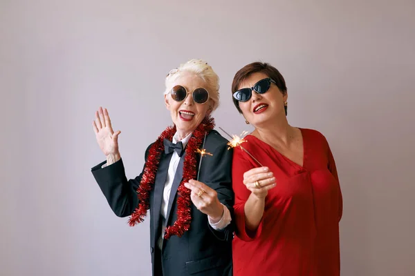Due Belle Donne Anziane Mature Eleganti Occhiali Sole Che Celebrano — Foto Stock