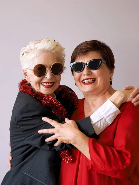Две Красивые Стильные Зрелые Женщины Солнечных Очках Обнимаются Веселье Вечеринка — стоковое фото