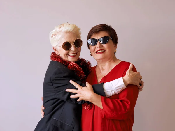 Due Belle Donne Anziane Mature Eleganti Occhiali Sole Che Abbracciano — Foto Stock