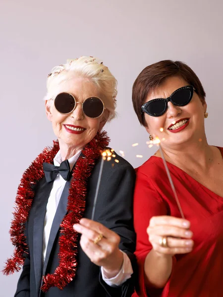 Due Belle Donne Anziane Mature Eleganti Occhiali Sole Che Celebrano — Foto Stock