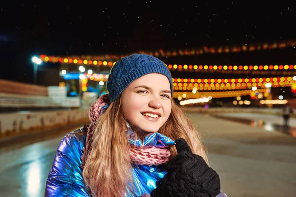 Счастливая Молодая Белая Женщина Шарфе Шляпе Куртке Рукавицах Катка Новый — стоковое фото