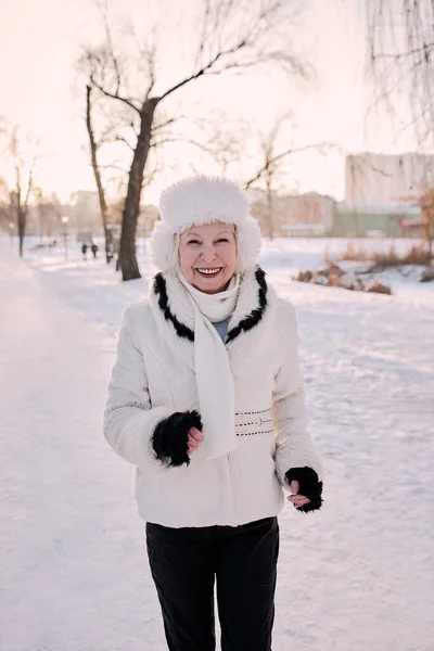 Старшая Женщина Белой Шляпе Пальто Бегает Зимнем Парке Зима Возраст — стоковое фото