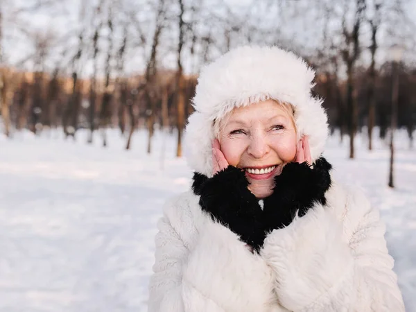 Старшая Женщина Белой Шляпе Шубе Наслаждается Зимой Снежном Лесу Зима — стоковое фото