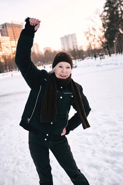 Старшая Женщина Шляпе Спортивной Куртке Делает Спортивные Упражнения Снежном Зимнем — стоковое фото