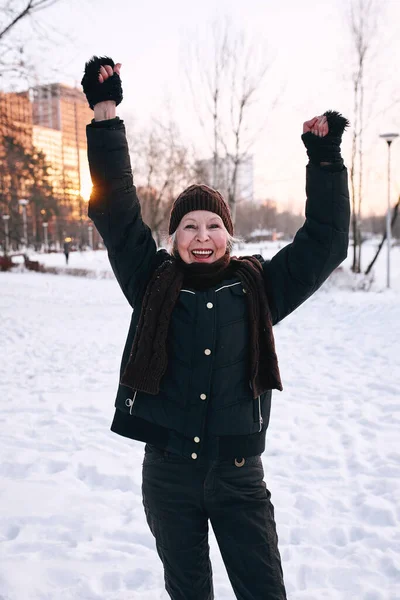 Старшая Женщина Шляпе Спортивной Куртке Бегает Трусцой Зимнем Парке Зима — стоковое фото