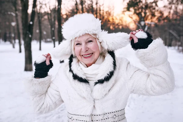 Старшая Женщина Белой Шляпе Шубе Наслаждается Зимой Снежном Лесу Парке — стоковое фото