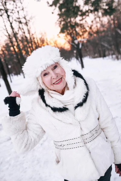 Старшая Женщина Белой Шляпе Шубе Наслаждается Зимой Снежном Лесу Зима — стоковое фото