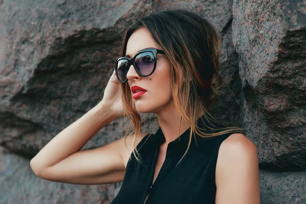 Elegante Mujer Fresca Gafas Sol Moda Estilo Concepto Tendencias — Foto de Stock