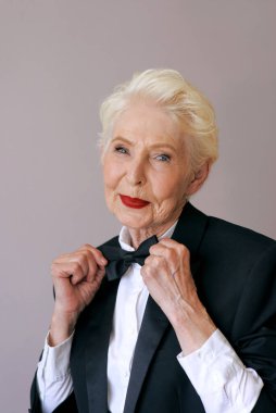 Smokinli zarif, olgun, olgun bir bayan. Eğlence, parti, tarz, yaşam tarzı, iş, kutlama konsepti