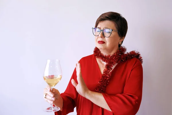 Elegante Donna Anziana Che Rifiuta Alcol Alla Festa Ubriachezza Riabilitazione — Foto Stock