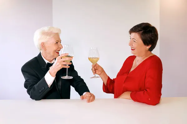 Две Красивые Стильные Зрелые Пожилые Женщины Пьют Вино Баре Веселье — стоковое фото