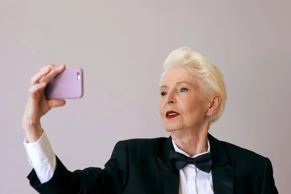 Elegante Donna Anziana Matura Smoking Con Videochiamata Cellulare Fare Selfie — Foto Stock