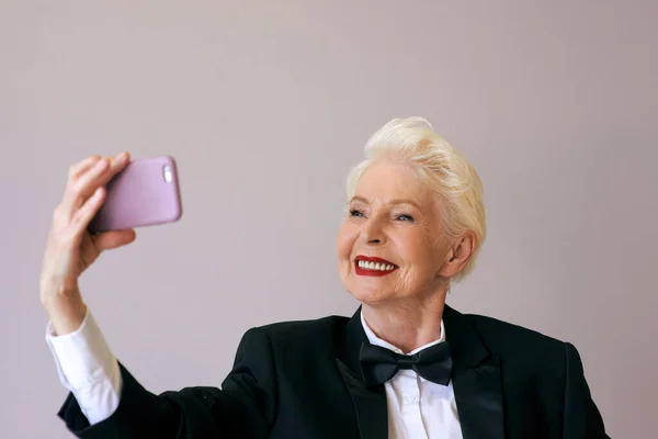 Elegante Donna Anziana Matura Smoking Con Videochiamata Cellulare Fare Selfie — Foto Stock