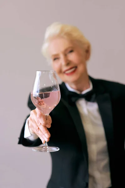 Stilvolle Reife Sommelier Seniorin Smoking Mit Einem Glas Wein Spaß — Stockfoto