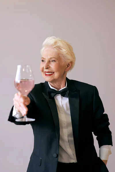 Elegante Donna Anziana Sommelier Matura Smoking Con Bicchiere Vino Divertimento — Foto Stock
