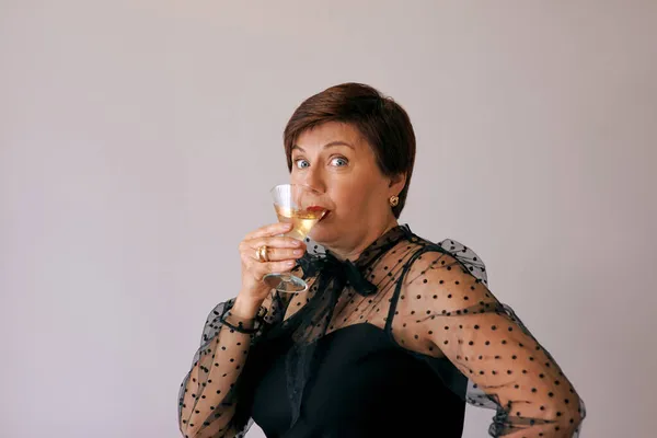 Elegante Donna Anziana Matura Con Bicchiere Vino Divertimento Festa Stile — Foto Stock