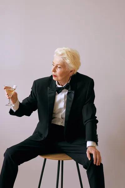 Sommelier Mature Élégante Femme Âgée Smoking Avec Verre Vin Fun — Photo