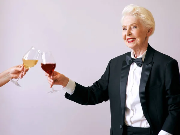 Stilvolle Senior Sommelière Frau Smoking Mit Glas Oder Rotwein Auf — Stockfoto