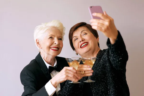 Dos Hermosas Mujeres Maduras Maduras Elegantes Bebiendo Vino Haciendo Foto — Foto de Stock
