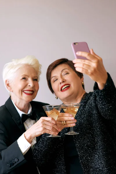 Due Belle Donne Anziane Mature Alla Moda Bere Vino Fare — Foto Stock