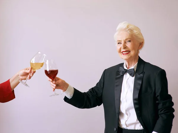 Elegante Anziana Sommelier Donna Smoking Con Bicchiere Vino Rosso Alla — Foto Stock