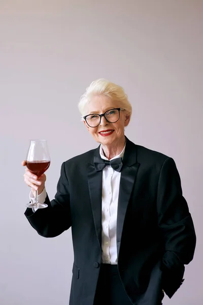 Elegante Donna Anziana Sommelier Matura Smoking Con Bicchiere Vino Divertimento — Foto Stock
