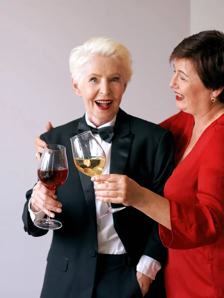 Две Красивые Стильные Зрелые Женщины Пьют Вино Веселье Вечеринка Стиль — стоковое фото