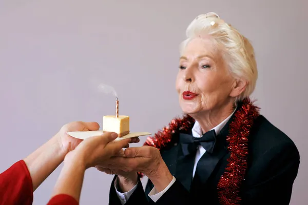 Mulher Elegante Sênior Smoking Soprando Vela Seu Bolo Aniversário Estilo — Fotografia de Stock