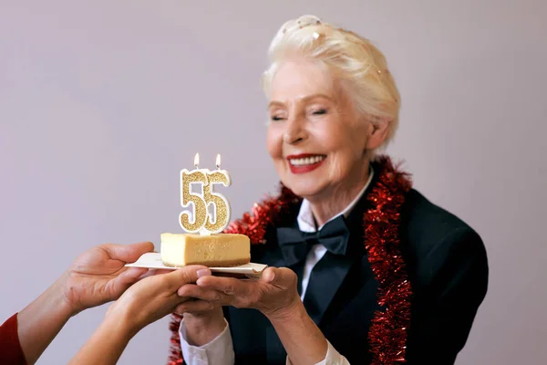 Senior Mujer Con Estilo Esmoquin Soplando Vela Cincuenta Cinco Pastel —  Fotos de Stock