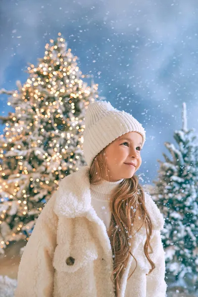 Милая Кавказская Блондинка Белом Эко Шубе Шляпе Перчатках Гуляющая Зимнем — стоковое фото