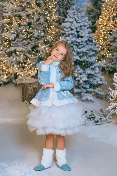 귀여운 소녀가 크리스마스 트리에 동화의 — 스톡 사진