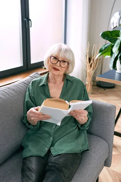 Веселая Пожилая Женщина Сидящая Диване Читающая Дома Книгу Образование Зрелый — стоковое фото